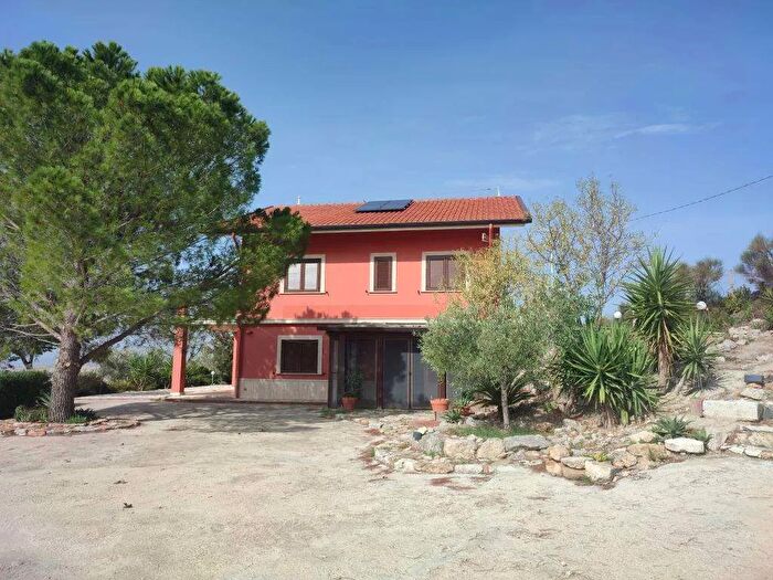Casa con 5 locali in vendita in Caltanissetta