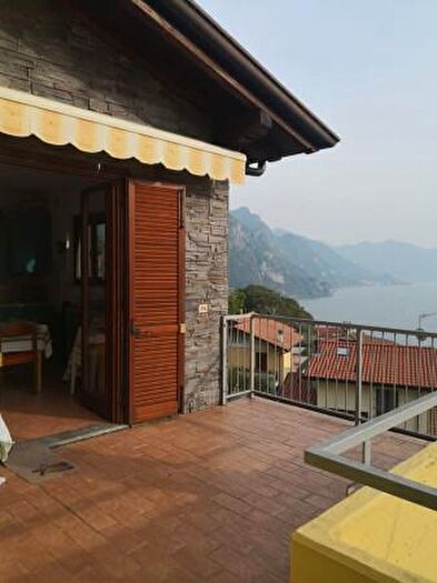 Appartamento trilocale in affitto in Riva Di Solto