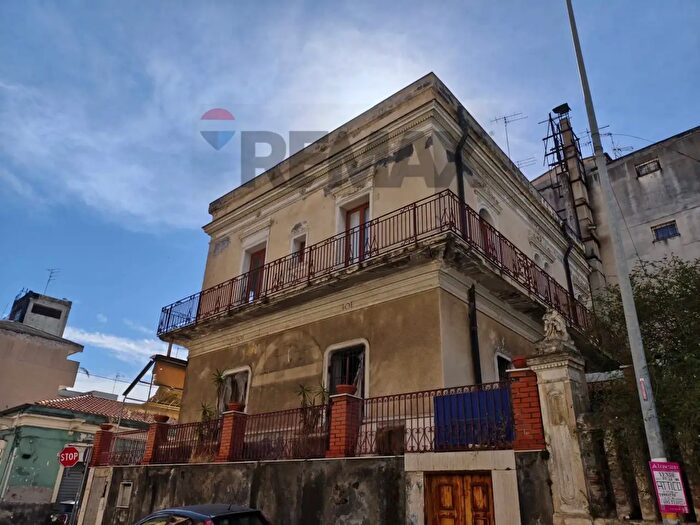 Casa con 18 locali in vendita in Via Regina Bianca, Catania
