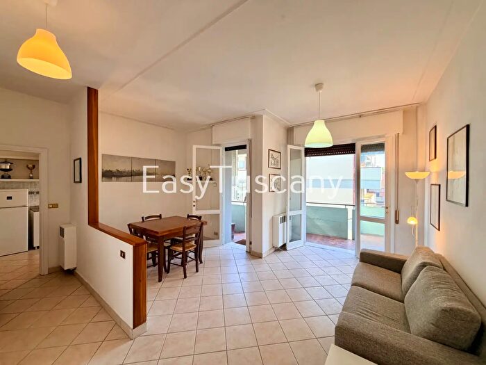 Appartamento con 6 locali in vendita in Via dei Partigiani, Viareggio