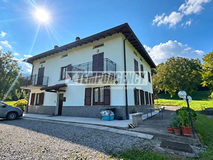 Appartamento con 5 locali in vendita in Via Broli, Pianico