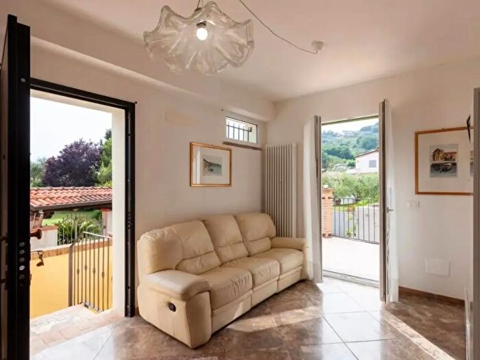 Casa quadrilocale in vendita in Carrara