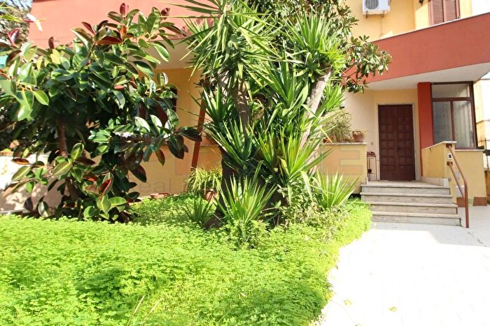 Casa con 8 locali in vendita in Viale Duca dAosta Tuglie, Tuglie