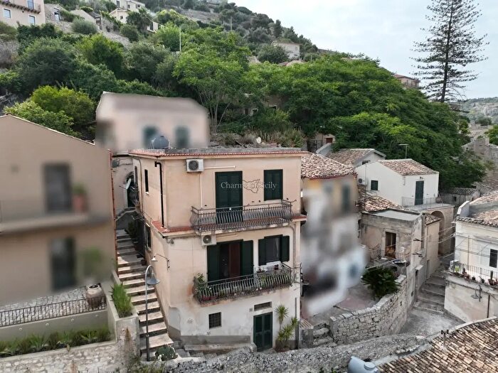 Casa con 6 locali in vendita in Modica