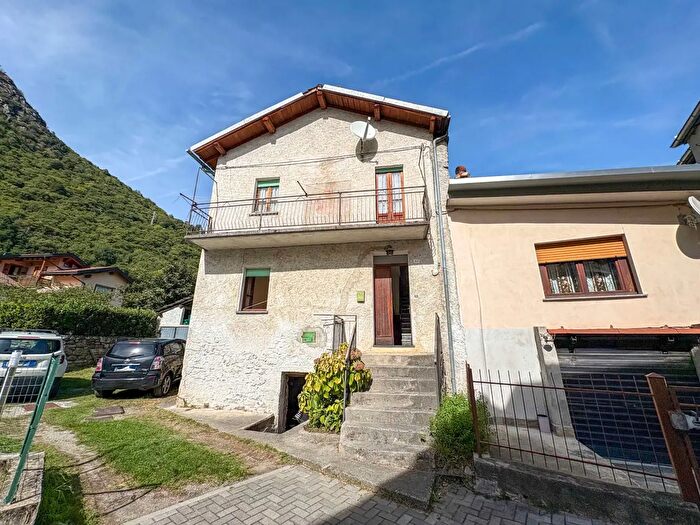 Casa trilocale in vendita in Via Don Primo Lucchinetti, Mese