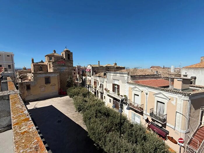 Casa con 8 locali in vendita in Piazza Popolo, Miglionico