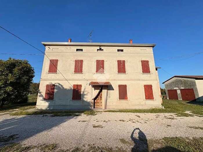 Casa con 6 locali in vendita in Via Campogrande, Suzzara