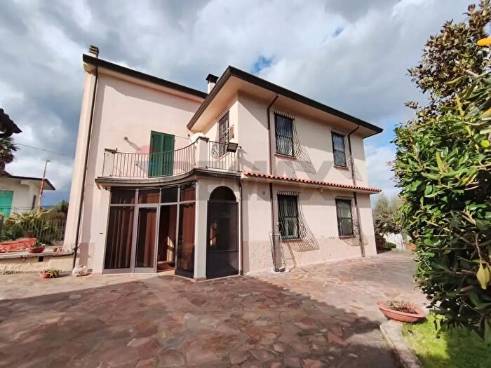 Casa con 13 locali in vendita in Esperia