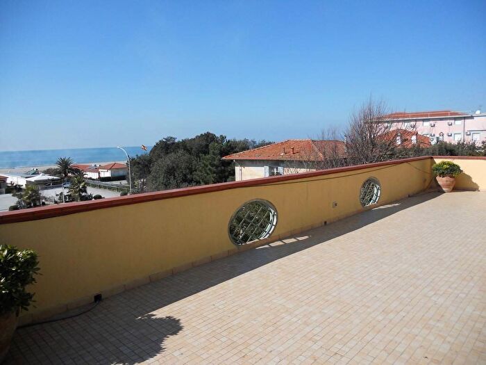 Casa con 6 locali in affitto in Piazza Maggio, Pietrasanta