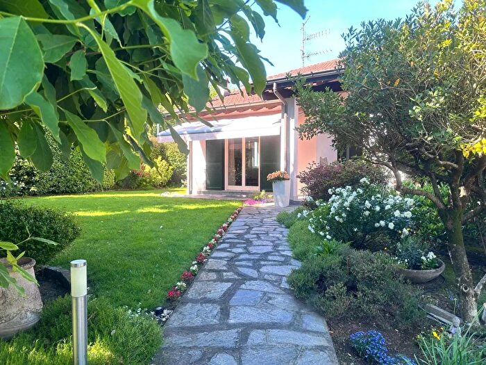 Casa con 11 locali in vendita in Azzate