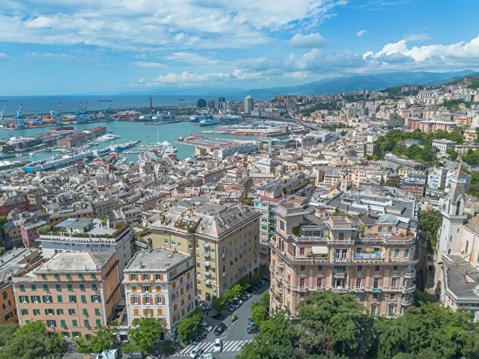 Appartamento con 11 locali in vendita in Corso Carbonara, Genova