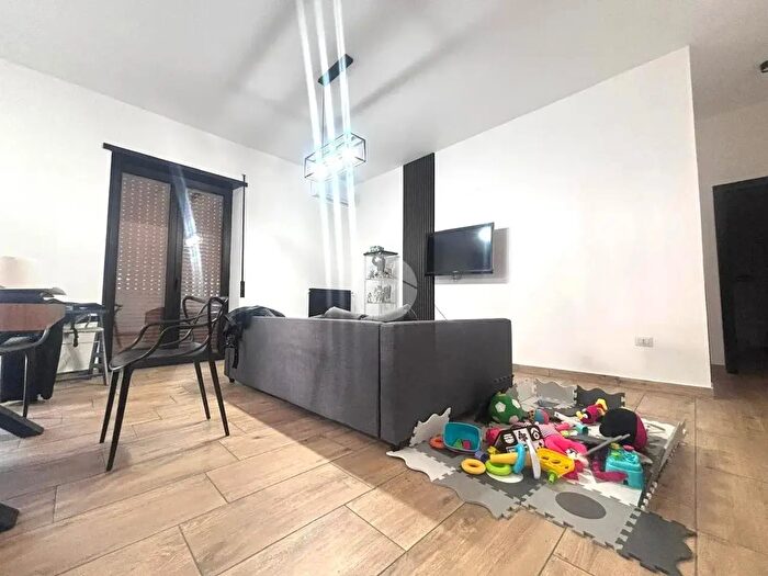 Appartamento trilocale in affitto in Via Michele Galdieri, Napoli