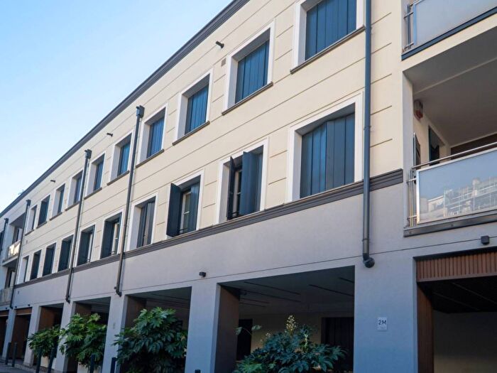 Appartamento trilocale in affitto in Via Ugo Foscolo, Piazza Santa Maria, Busto Arsizio