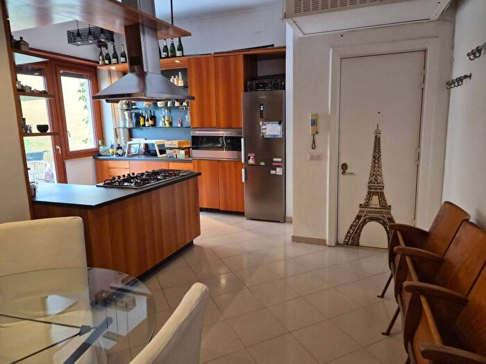 Appartamento trilocale in affitto in Via Monte di Dio, Santa Lucia, Napoli