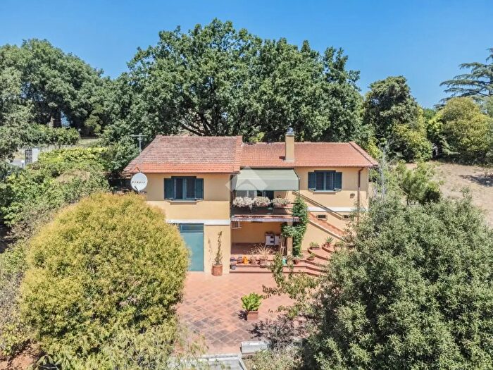 Casa con 7 locali in vendita in Via dei Pini, Sutri