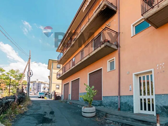 Appartamento trilocale in vendita in Vico Olivella, Camporotondo Etneo