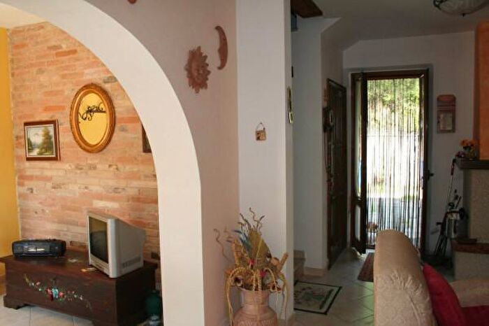 Casa con 6 locali in vendita in Sarnano