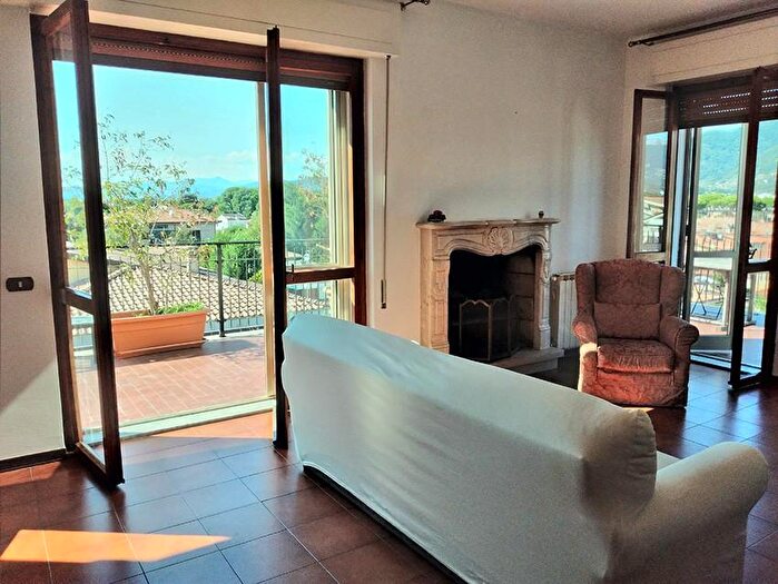 Appartamento con 7 locali in vendita in Carrara