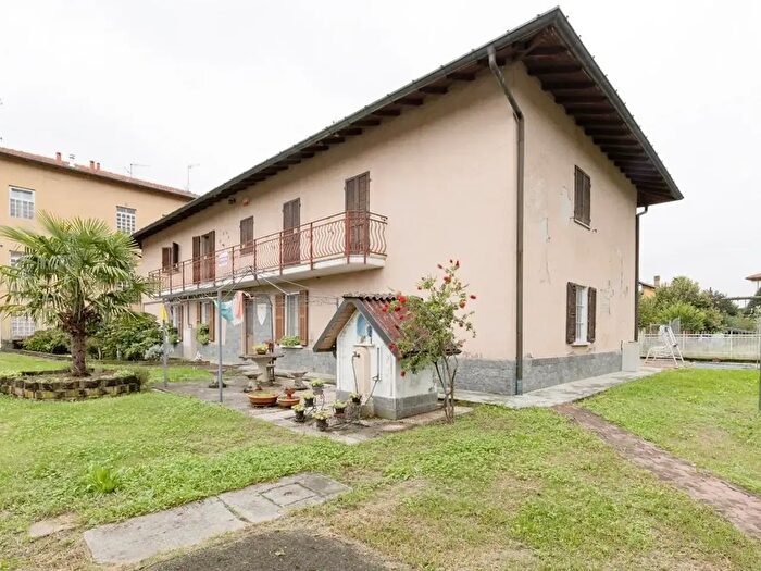 Appartamento con 8 locali in vendita in Vicolo Besozzo, Cocquio Trevisago