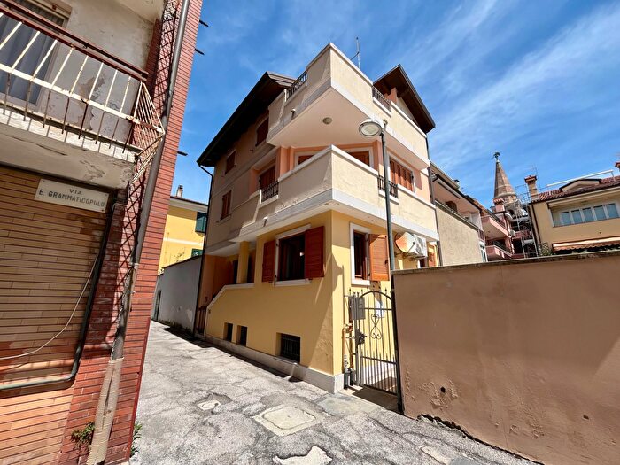 Appartamento trilocale in vendita in Via Francesco Petrarca, Grado