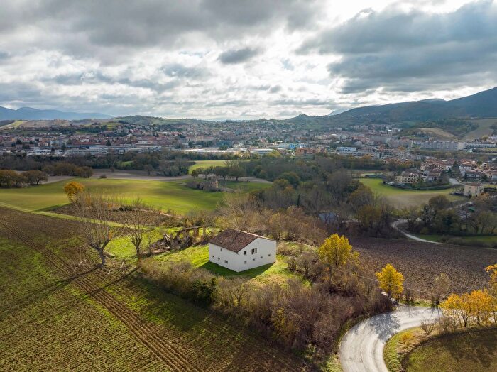 Casa con 8 locali in vendita in Via Cortina San Nicolò, Fabriano