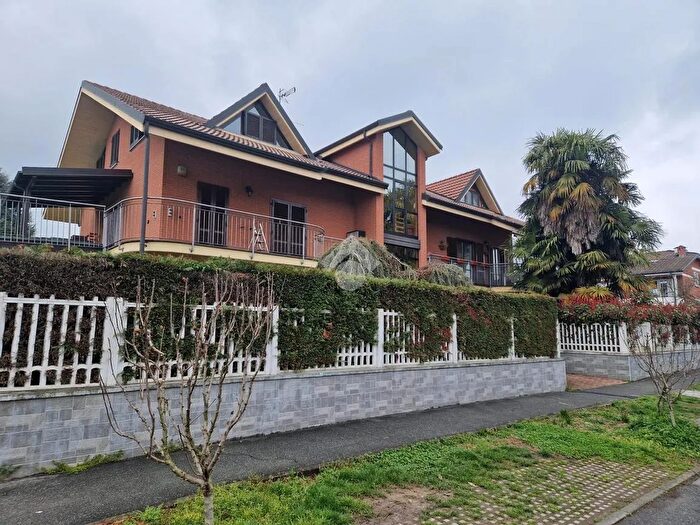 Casa con 6 locali in vendita in Via Cecchi, Nichelino