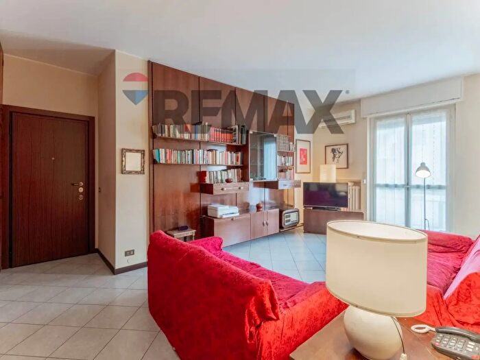 Appartamento trilocale in vendita in Via Carlo Antonio Carlone, Milano
