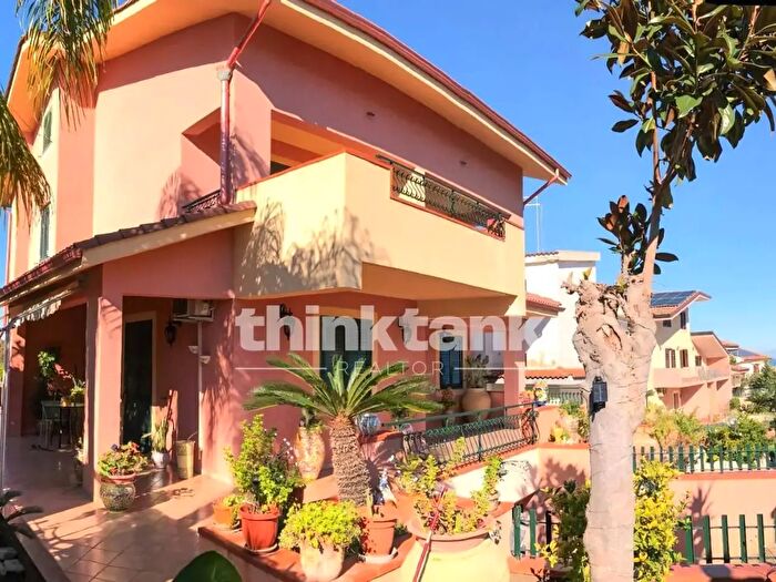 Casa con 14 locali in vendita in Contrada Bon Giovanni, Augusta