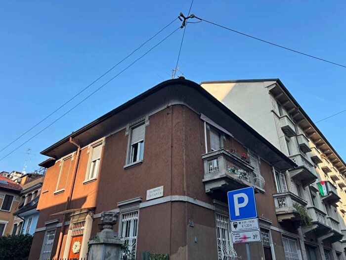 Casa quadrilocale in affitto in Via Francesco Reina, Argonne Corsica, Milano