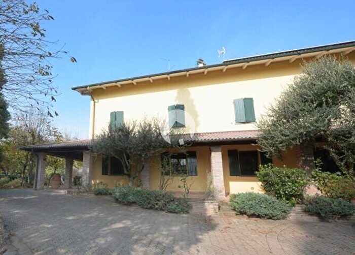 Casa con 6 locali in affitto in Via Pietro Giardini, Baggiovara, Modena