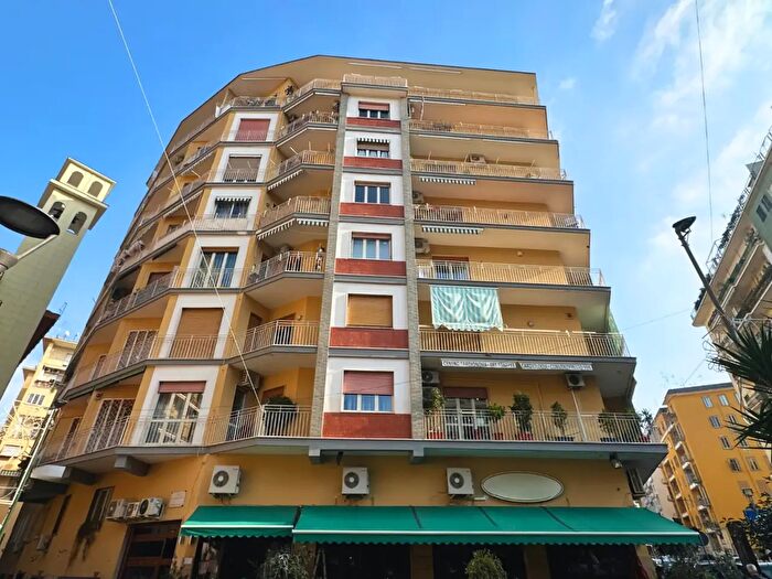 Appartamento con 5 locali in vendita in Via Eduardo Suarez, Napoli