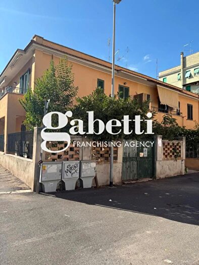 Appartamento bilocale in vendita in Via degli Ontani, Roma