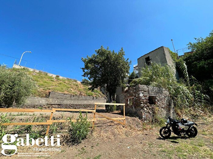 Casa in vendita in Via Nazionale Snc, Piraino