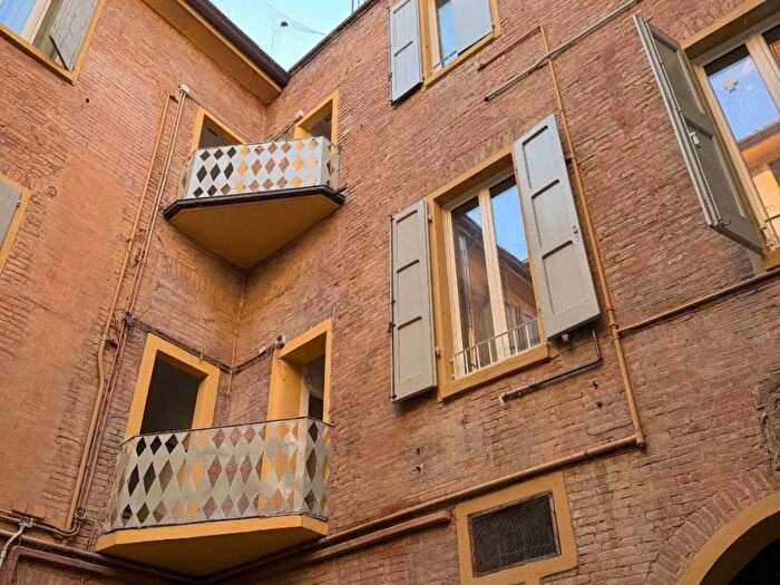 Appartamento con 5 locali in affitto in Via Mascherella, Centro Storico, Modena