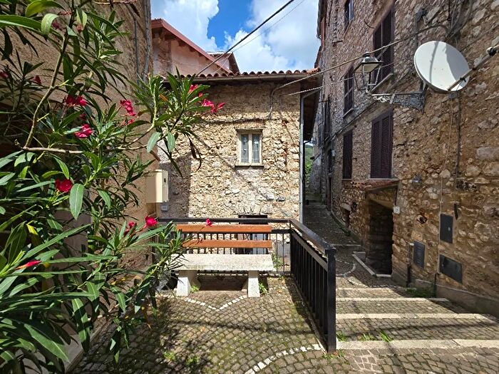 Casa quadrilocale in vendita in Via Padre Stanislao di Fiuggi, Fiuggi