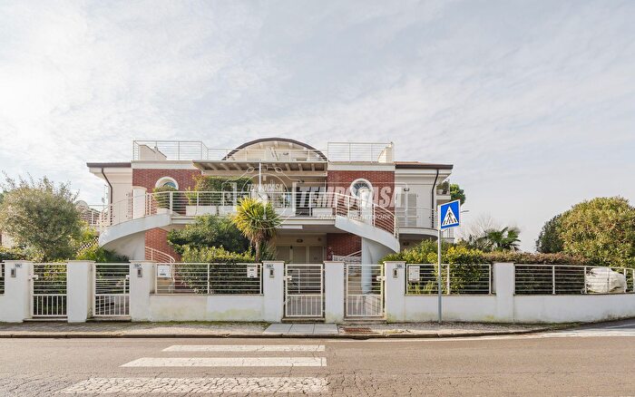 Appartamento trilocale in vendita in Via Pinarella, Cervia