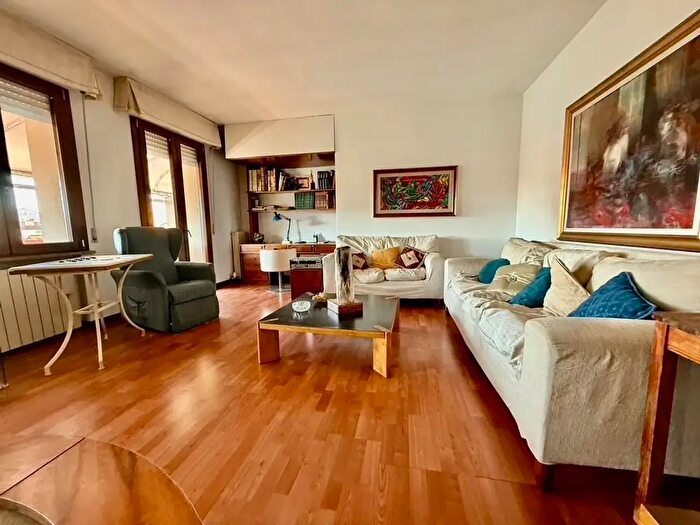 Appartamento con 5 locali in vendita in I° Maggio, Pontedera