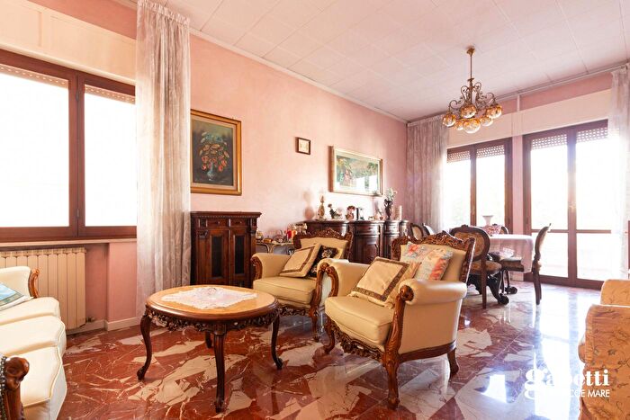 Appartamento quadrilocale in vendita in Via Circonvallazione, Gabicce Mare