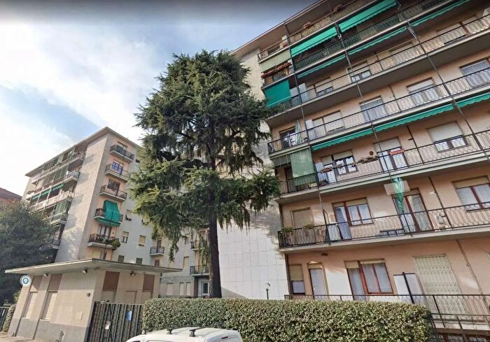 Appartamento trilocale in affitto in Via Comacchio Milano, Milano