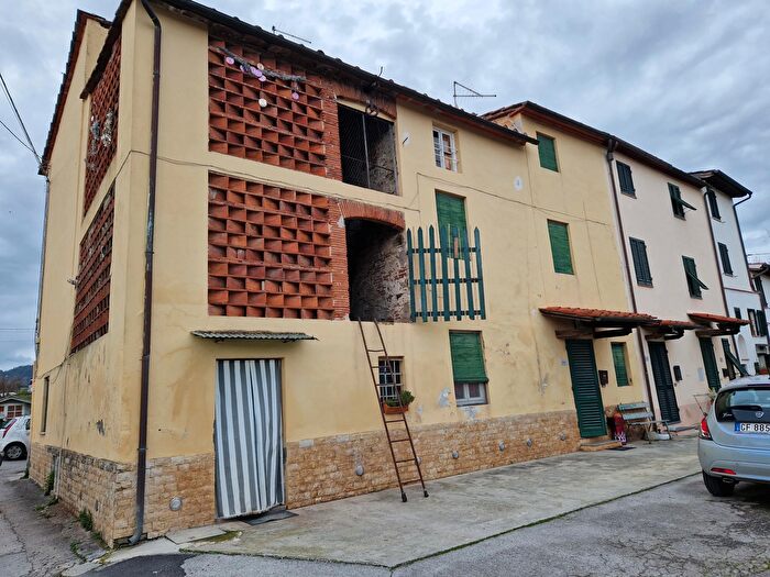 Casa con 6 locali in vendita in Via Sarzanese, Lucca