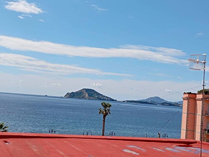 Appartamento quadrilocale in affitto in Via Gerolomini, Lungomare, Pozzuoli