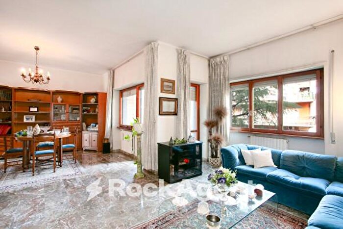 Appartamento con 6 locali in vendita in Via Suvereto, Roma