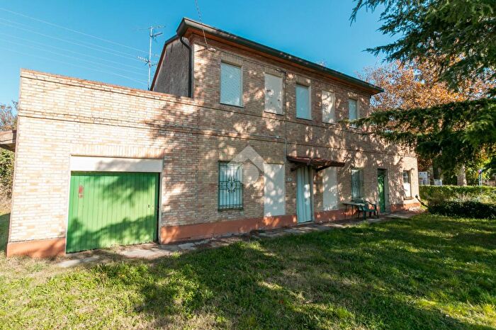 Casa con 7 locali in vendita in Via Bianco da Durazzo, Forli