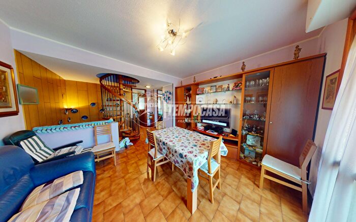 Casa quadrilocale in vendita in Via Nicolodi Aurelio, Como