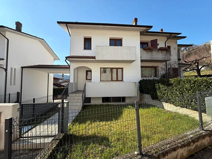 Casa con 8 locali in vendita in Val Liona