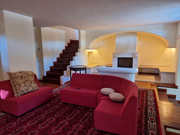 Casa con 14 locali in vendita in Camaiore