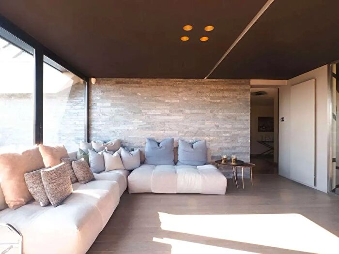 Appartamento con 8 locali in vendita in Via Pinerolo, Milano
