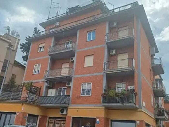 Appartamento trilocale in vendita in Via dellAstore, Roma