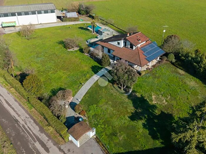 Casa con 6 locali in vendita in Cascina Calvi, Casirate DAdda