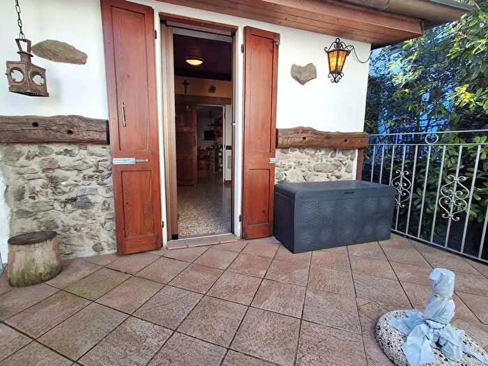 Appartamento trilocale in vendita in Via Gera, Plesio